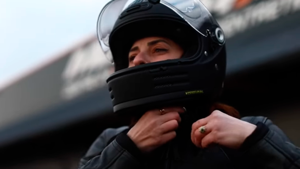 Test du casque Shoei Glamster 06 par Solenn de Moto Axxe Caen