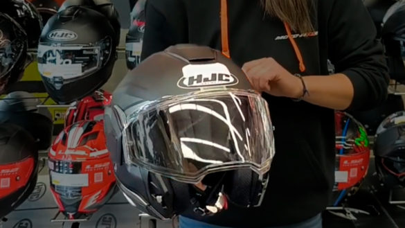 Test du casque HJC i100 par Roxane de Moto Axxe Les Sables d&rsquo;Olonne