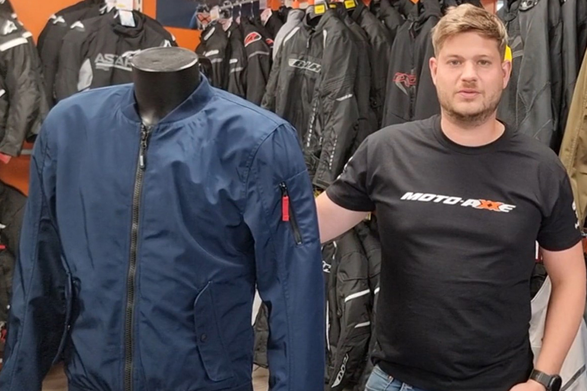 Notre vendeur-testeur Antoine a réalisé pour vous le test du blouson Squadra de BERING. Il nous partage son ressenti sur ce produit et vous invite à le découvrir en magasin ou sur notre site.