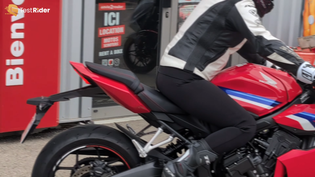 apercu du pantalon porté sur une moto