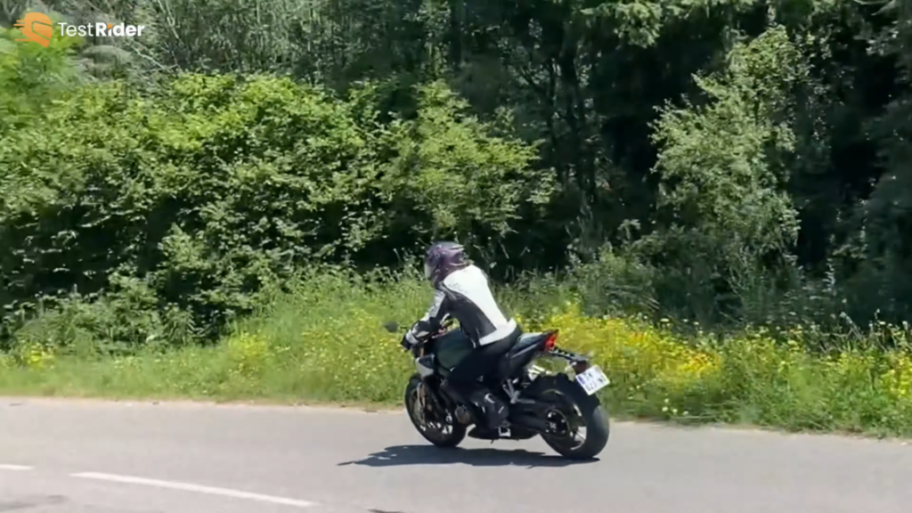 mise en situation du pantalon porté sur route